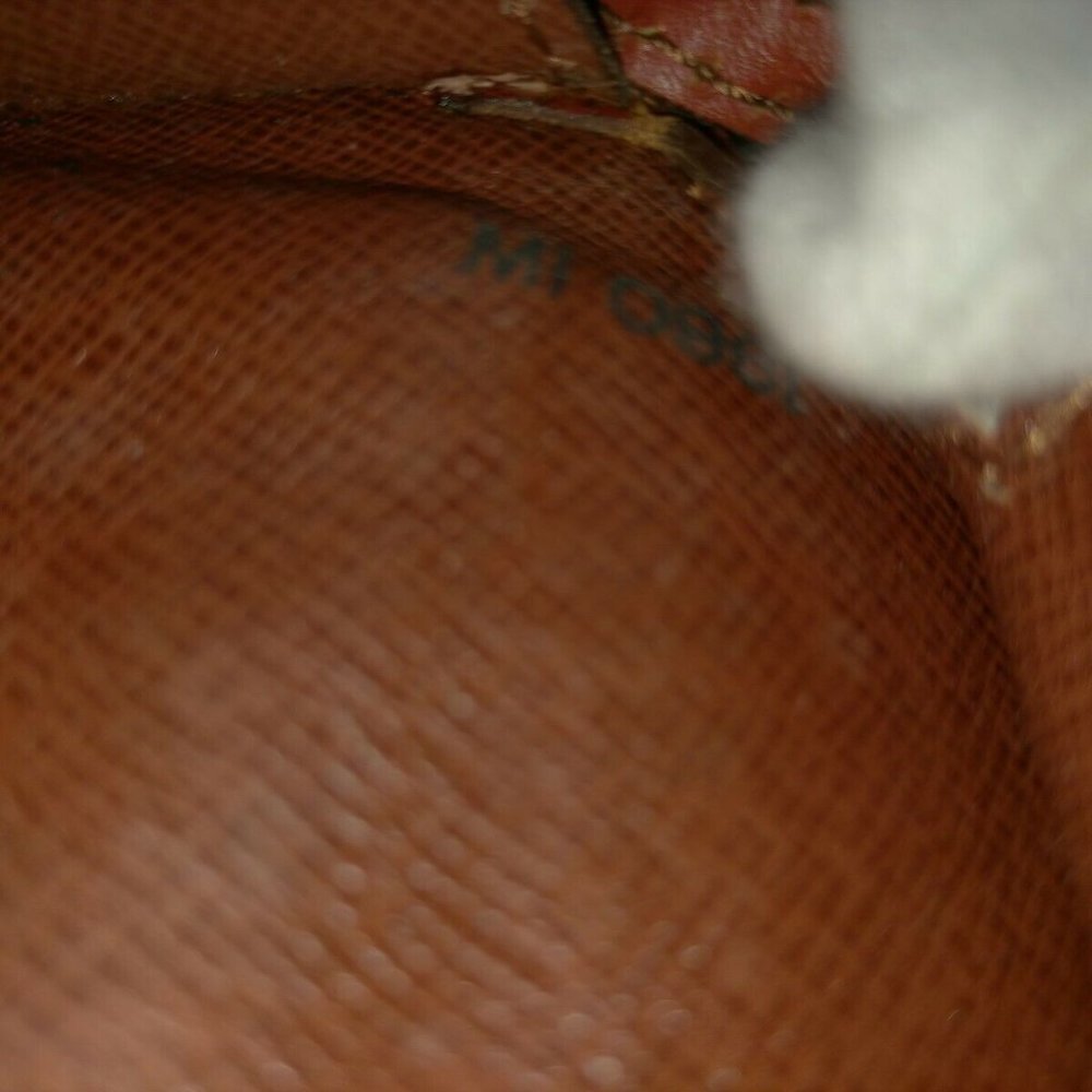 Authentic Louis Vuitton Epi Clutch - Picture 7 of 14